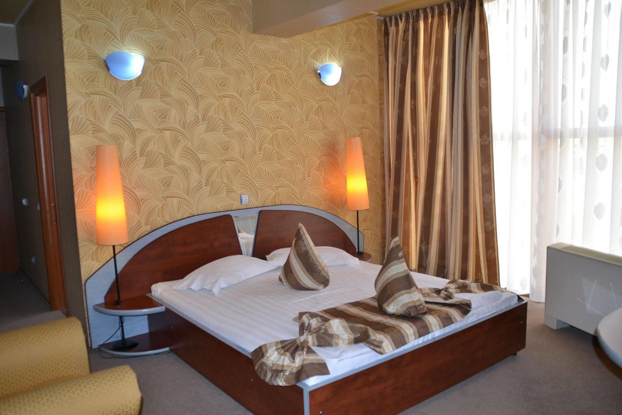 Hotel Helin - Calea Bucuresti Крайова Екстер'єр фото