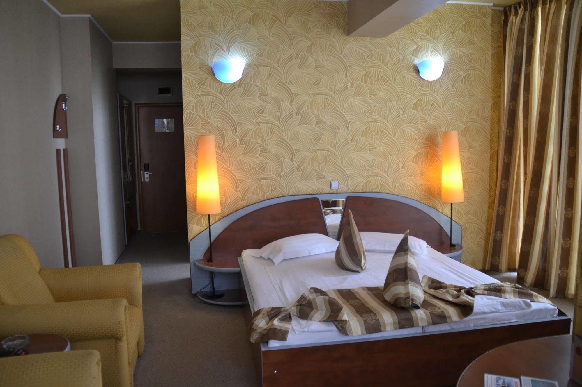 Hotel Helin - Calea Bucuresti Крайова Екстер'єр фото
