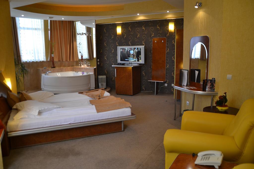 Hotel Helin - Calea Bucuresti Крайова Екстер'єр фото